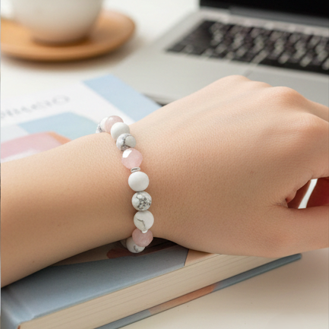 Náramok z ruženínu a howlitu – dotyk lásky a vnútorného pokoja